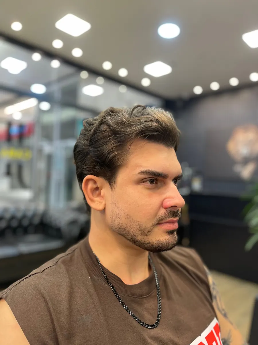 O mesmo cliente depois, com o cabelo finalizado em ondas e volume no topo