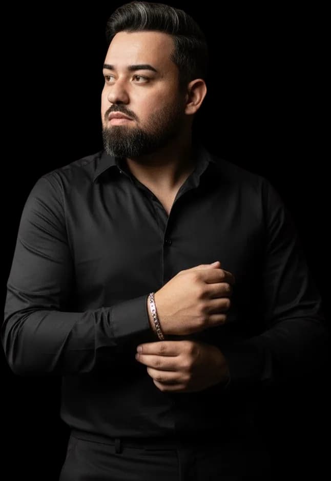 Júnior Caballero de camisa preta, ajustando o punho e olhando para o lado